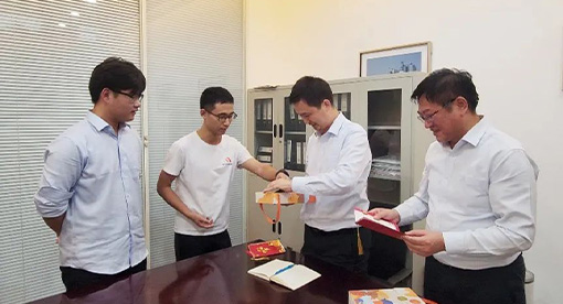 邁安德新員工為指導(dǎo)人送上中秋月餅