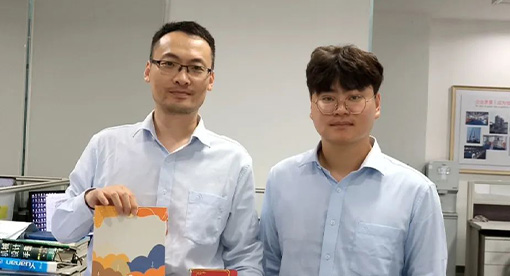 邁安德新員工為指導(dǎo)人送上中秋月餅