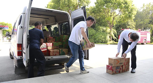 在第96個(gè)“八一”建軍節(jié)來臨之際，邁安德集團(tuán)到邗江區(qū)消防救援大隊(duì)進(jìn)行慰問